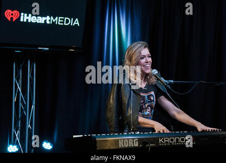 Bala Cynwyd, Pennsylvania, USA. 8 mars, 2016. American Singer-Songwriter Rachel Platten Visites Q102's Performance Theatre. Banque D'Images