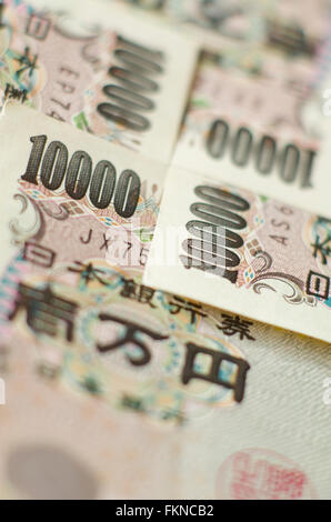 Gros plan d'une pile d'entrebarrage 10000 notes yen Banque D'Images