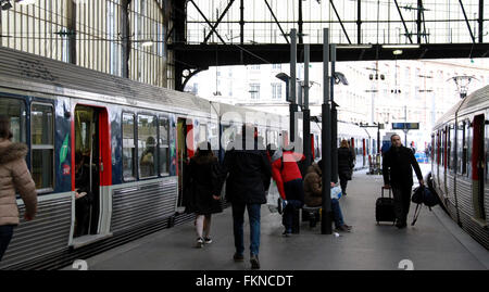 Paris. Mar 9, 2016. Photo prise le 9 mars 2016 montre la Gare Saint-Lazare gare dans Paris, France pendant une grève nationale par la Compagnie des chemins de fer appartenant à l'Etat, les travailleurs de la SNCF. Les files d'attente de trafic sont plus longs dans les gares en France le mercredi après le personnel des chemins de fer a cessé de travailler pour protester contre les bas salaires et la demande de meilleures conditions. © Zheng Bin/Xinhua/Alamy Live News Banque D'Images