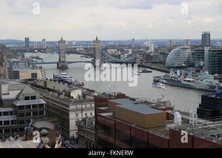 Vue sur le Tower Bridge, le HMS Belfast et de la Tamise du monument, Londres Banque D'Images