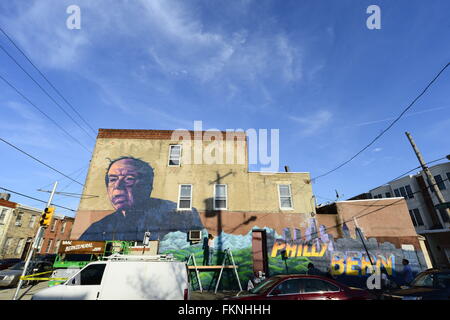 Philadelphie, Pennsylvanie, USA. Mar 9, 2016. Au sud de Philadelphie, PA., U.S. Artistes Old Broads et disto sont vus le 9 mars 2016 tandis qu'ils travaillent pour compléter une fresque à l'appui du candidat à l'investiture démocrate Bernie animatrices. Le travail intitulé 'le Philly Bern'' est situé au coin de la 22e Rue et St Catharine, dans le quartier sud de Philadelphie de Philadelphie, PA, Etats-Unis.. Credit : Bastiaan Slabbers/ZUMA/Alamy Fil Live News Banque D'Images