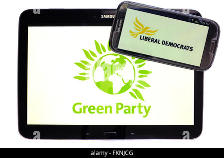 Le Parti Vert Libéral démocrate et les logos affichés sur les écrans d'une tablette et un smartphone sur un fond blanc. Banque D'Images