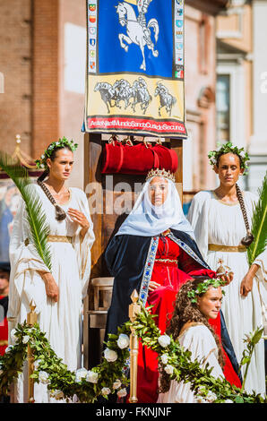 Asti, Italie - 16 septembre 2012 : Procession des artistes de rue en costumes médiévaux dans le défilé de Palio Asti.Défilé de m Banque D'Images