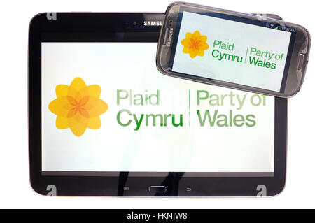 Le Plaid Cymru logo affiché sur l'écran d'une tablette et un smartphone sur un fond blanc. Banque D'Images