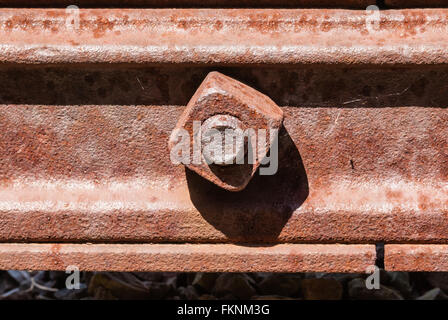 Close-up de boulon carré rouillé sur rail métallique. Banque D'Images