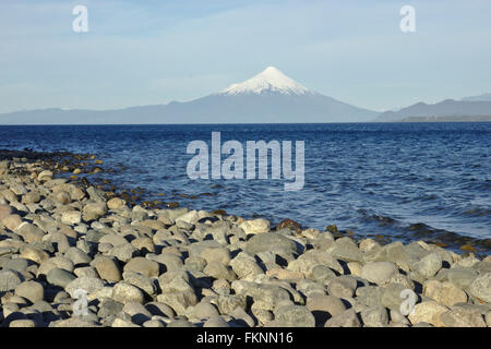 Vue de Puerto Varas sur le Lago Llanquihue sur volcan Osorno, Lake District, Patagonie, Chili Banque D'Images