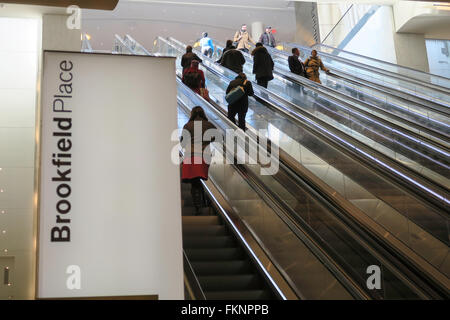 Escaliers mécaniques à Brookfield Place, le World Financial Center, NEW YORK CITY Banque D'Images