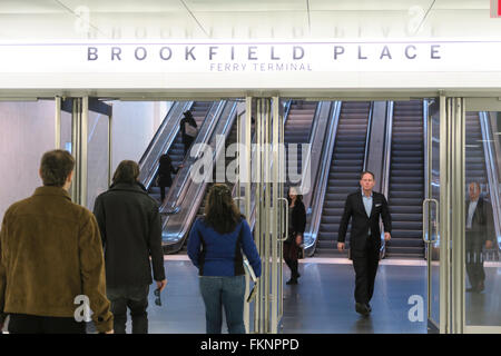 Escaliers mécaniques à Brookfield Place, le World Financial Center, NEW YORK CITY Banque D'Images