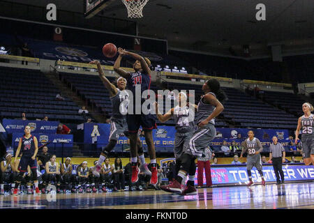 New Orleans, LA, USA. 09Th Mar, 2016. Centre South Alabama Jaguars Chyna Ellis (34) disques durs pour le panier au cours d'un match de basket-ball de NCAA entre le Sud de l'Alabama à Troy au UNO Lakefront Arena à New Orleans, LA. Stephen Lew/CSM/Alamy Live News Banque D'Images