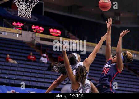 New Orleans, LA, USA. 09Th Mar, 2016. Centre South Alabama Jaguars Chyna Ellis (34) disques durs pour le panier au cours d'un match de basket-ball de NCAA entre le Sud de l'Alabama à Troy au UNO Lakefront Arena à New Orleans, LA. Stephen Lew/CSM/Alamy Live News Banque D'Images