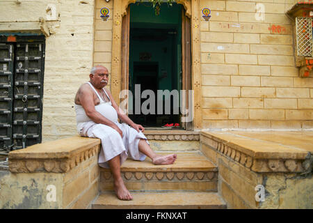 Les gens non identifiés à l'intérieur de l'appareil photo, posent en or fort de Jaisalmer en Inde. Banque D'Images