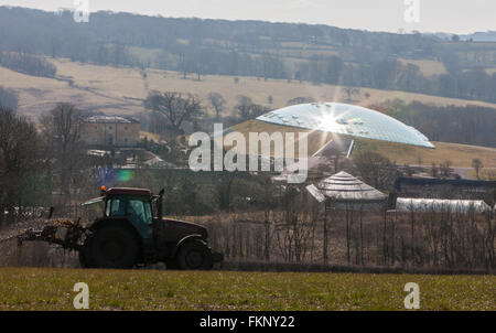 Mettre la pulvérisation du tracteur,le fumier,muck répandre sur Terrain et Jardin Botanique National,Carmarthenshire, Pays de Galles, Royaume-Uni,engrais,diffusion,UK, Banque D'Images