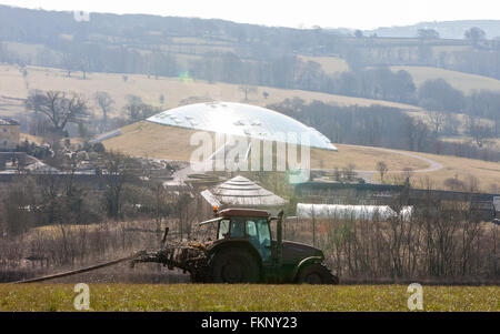 Mettre la pulvérisation du tracteur,le fumier,muck répandre sur Terrain et Jardin Botanique National,Carmarthenshire, Pays de Galles, Royaume-Uni,engrais,diffusion,UK, Banque D'Images