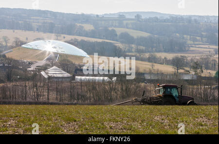 Mettre la pulvérisation du tracteur,le fumier,muck répandre sur Terrain et Jardin Botanique National,Carmarthenshire, Pays de Galles, Royaume-Uni, engrais, engrais,,diffusion,UK, Banque D'Images