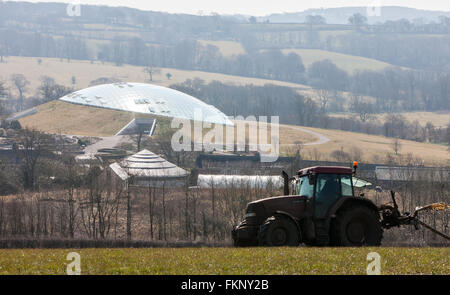 Mettre la pulvérisation du tracteur,le fumier,muck répandre sur Terrain et Jardin Botanique National,Carmarthenshire, Pays de Galles, Royaume-Uni,engrais,diffusion,UK, Banque D'Images