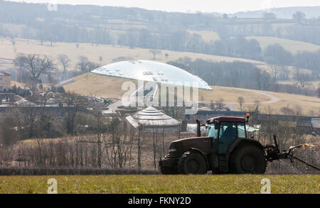 Mettre la pulvérisation du tracteur,le fumier,muck répandre sur Terrain et Jardin Botanique National,Carmarthenshire, Pays de Galles, Royaume-Uni,engrais,diffusion,UK, Banque D'Images