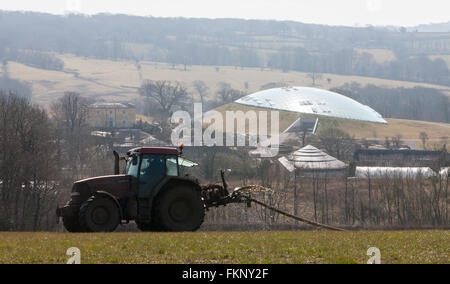 Mettre la pulvérisation du tracteur,le fumier,muck répandre sur Terrain et Jardin Botanique National,Carmarthenshire, Pays de Galles, Royaume-Uni,engrais,la diffusion, propagation, engrais, Banque D'Images