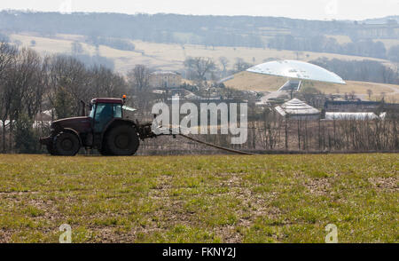 Mettre la pulvérisation du tracteur,le fumier,muck répandre sur Terrain et Jardin Botanique National,Carmarthenshire, Pays de Galles, Royaume-Uni,engrais,diffusion,UK, Banque D'Images