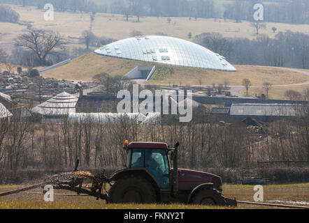 Mettre la pulvérisation du tracteur,le fumier,muck répandre sur Terrain et Jardin Botanique National,Carmarthenshire, Pays de Galles, Royaume-Uni,engrais,diffusion,UK, Banque D'Images