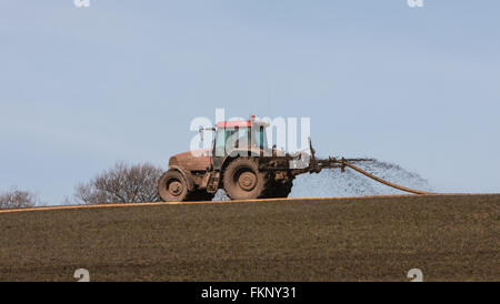 Mettre la pulvérisation du tracteur,le fumier,muck répandre sur terrain près de National Botanic Garden, Carmarthenshire, Pays de Galles, Royaume-Uni, engrais, engrais,,diffusion,UK, Banque D'Images