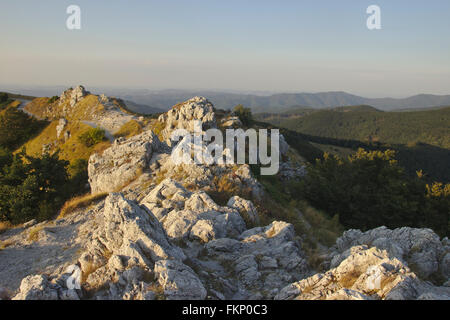 Vue depuis le Monument de la liberté à Shipka Pass, lumière du soir, Balkans, Bulgarie Banque D'Images