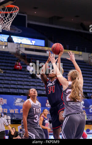 New Orleans, LA, USA. 09Th Mar, 2016. Centre South Alabama Jaguars Chyna Ellis (34) au cours d'un match de basket-ball de NCAA entre le Sud de l'Alabama à Troy au UNO Lakefront Arena à New Orleans, LA. Stephen Lew/CSM/Alamy Live News Banque D'Images