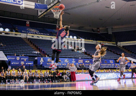 New Orleans, LA, USA. 09Th Mar, 2016. South Alabama Jaguars guard Marquita Daniels (10) disques durs pour le panier au cours d'un match de basket-ball de NCAA entre le Sud de l'Alabama à Troy au UNO Lakefront Arena à New Orleans, LA. Stephen Lew/CSM/Alamy Live News Banque D'Images