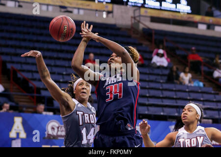 New Orleans, LA, USA. 09Th Mar, 2016. Centre South Alabama Jaguars Chyna Ellis (34) disques durs pour le panier au cours d'un match de basket-ball de NCAA entre le Sud de l'Alabama à Troy au UNO Lakefront Arena à New Orleans, LA. Stephen Lew/CSM/Alamy Live News Banque D'Images