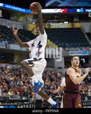 Indianapolis, IN. USA. 09Th Mar, 2016. L'Illinois Fighting Illini guard Kendrick Nunn # 25 est passé au Minnesota Golden Gophers guard Darin Haugh # 10 pour un facile l;eh oui dans la première moitié au cours de la Conférence Big 10 tournoi de basket-ball de Mens entre l'Illinois et le Minnesota à l'Banker's Life Fieldhouse à Indianapolis, dans l'Illinois, le Minnesota.85 52.Mark Davis/Cal Sport Media/Alamy Live News Banque D'Images