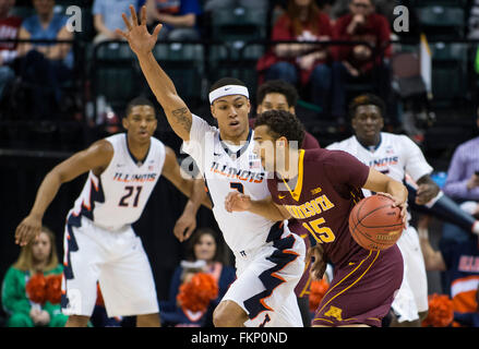 Indianapolis, IN. USA. 09Th Mar, 2016. L'Illinois Fighting Illini guard Khalid Lewis # 3 gardes Minnesota Golden Gophers guard Stephon Sharp # 15 dans la première moitié au cours de la Conférence Big 10 tournoi de basket-ball de Mens entre l'Illinois et le Minnesota à l'Banker's Life Fieldhouse à Indianapolis, dans l'Illinois, le Minnesota.85 52.Mark Davis/Cal Sport Media/Alamy Live News Banque D'Images