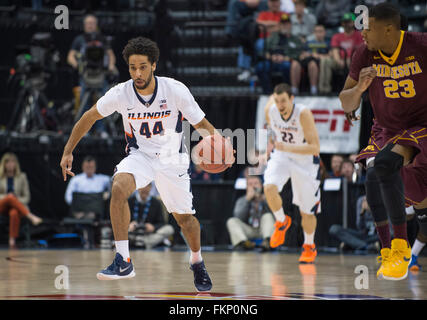 Indianapolis, IN. USA. 09Th Mar, 2016. L'Illinois Fighting Illini guard Alex Austin # 44 décolle avec une balle dans la première moitié de l'avant avec le Minnesota Golden Gophers Charles Buggs # 23 leur poursuite au cours de la Conférence Big 10 tournoi de basket-ball de Mens entre l'Illinois et le Minnesota à l'Banker's Life Fieldhouse à Indianapolis, dans l'Illinois, le Minnesota.85 52.Mark Davis/Cal Sport Media/Alamy Live News Banque D'Images