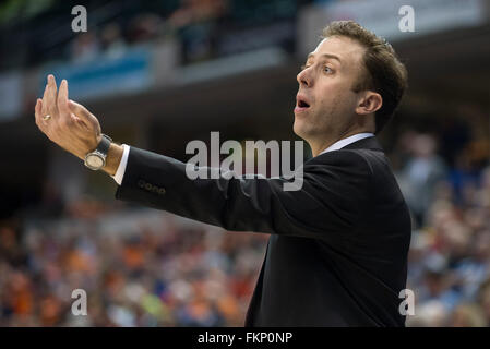 Indianapolis, IN. USA. 09Th Mar, 2016. Minnesota Golden Gophers entraîneurs entraîneur-chef Richard Pitino à l'audience dans la première moitié au cours de la Conférence Big 10 tournoi de basket-ball de Mens entre l'Illinois et le Minnesota à l'Banker's Life Fieldhouse à Indianapolis, dans l'Illinois, le Minnesota.85 52.Mark Davis/Cal Sport Media/Alamy Live News Banque D'Images
