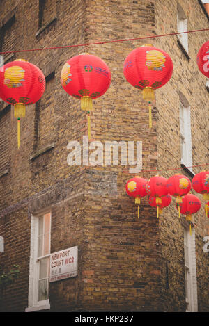 Londres, Angleterre. L'angle de la Place et de Newport Newport Cour, WC2, in London's 'Chinatown'. Décorée avec des lanternes chinoises. Banque D'Images