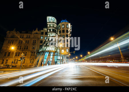 La maison qui danse dans la nuit, à Prague, en République tchèque. Banque D'Images