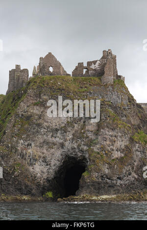 Grotte de la mer sous le château de Dunluce Dunluce Castle avec vue de la mer. Banque D'Images