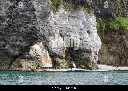 Passage de la mer en falaises calcaires, sur la côte nord-ouest de l'Irlande du Nord à l'rochers blancs, Portrush, comté d'Antrim. Banque D'Images