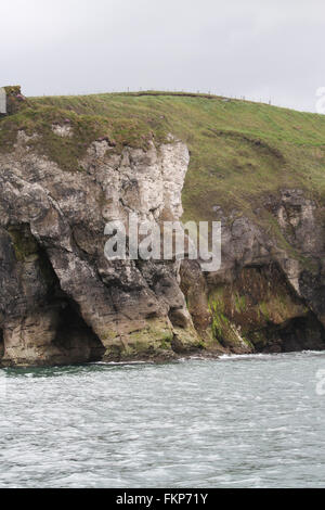 Rock formation ressemblant à visage humain aux falaises calcaires, sur la côte nord-ouest de l'Irlande du Nord à l'rochers blancs, Portrush, comté d'Antrim. Banque D'Images