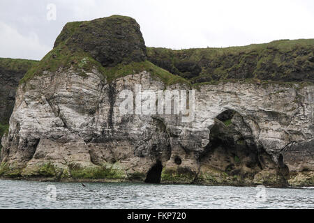 Falaises de calcaire, sur la côte nord-ouest de l'Irlande du Nord à l'rochers blancs, Portrush, comté d'Antrim. Banque D'Images