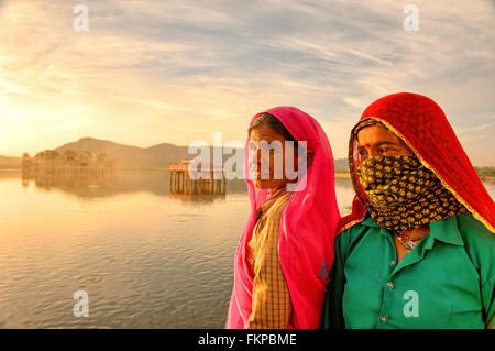 Les gens visitant le site historique de Jal Mahal pendant le lever du soleil. Banque D'Images