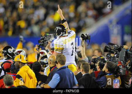 Tampa, Floride, USA. 1er février, 2009. Pittsburgh Steelers quarterback Ben Roethlisberger (top) est levée après le Super Bowl XLIII de jeu contre les Arizona Cardinals chez Raymond James Stadium le 1er février 2009 à Tampa, en Floride. Les Steelers défait les cardinaux 27-23. ZUMA Press/Scott A. Miller © Scott A. Miller/ZUMA/Alamy Fil Live News Banque D'Images