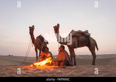 Négociant de chameau dans le désert de Thar pendant le lever du soleil. Désert du Thar situé à Jaisalmer, Rajastan, Banque D'Images