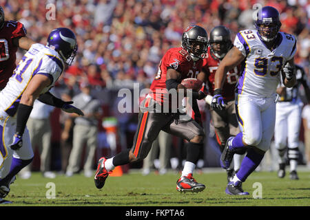 16 novembre 2008 - Tampa, Floride, USA - 16 novembre 2008, à Tampa, FL, USA ; Tampa Bay Buccaneers running back Warrick Dunn (28) en action au cours de l'Bucs match contre les Vikings du Minnesota au Stade Raymond James. Les Bucs a gagné 19-13. ZUMA Press/Scott A. Miller (crédit Image : © Scott A. Miller via Zuma sur le fil) Banque D'Images