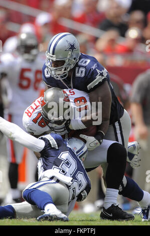 Tampa, Florida, UNITED STATES. 13 Sep, 2009. 13 septembre 2009, à Tampa, FL, USA ; Tampa Bay Buccaneers Stroughter Saeihm wide receiver (18) est abordé par le secondeur Bradie James Dallas Cowboys (56) et d'Orlando Scandrick évoluait (32) au cours de leur match au Stade Raymond James. ZUMA Press/Scott A. Miller © Scott A. Miller/ZUMA/Alamy Fil Live News Banque D'Images