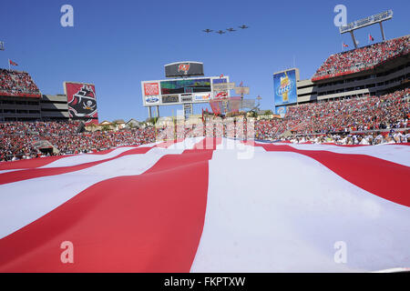 Tampa, Floride, USA. 16 Nov, 2008. Vue générale d'un grand drapeau américain pendant l'hymne national au Stade Raymond James avant les Tampa Bay Buccaneers contre les Vikings du Minnesota le 16 novembre 2008 à Tampa, Floride ZUMA Press/Scott A. Miller © Scott A. Miller/ZUMA/Alamy Fil Live News Banque D'Images