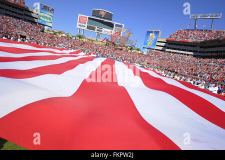 Tampa, Floride, USA. 16 Nov, 2008. Vue générale d'un grand drapeau américain pendant l'hymne national au Stade Raymond James avant les Tampa Bay Buccaneers contre les Vikings du Minnesota le 16 novembre 2008 à Tampa, Floride ZUMA Press/Scott A. Miller © Scott A. Miller/ZUMA/Alamy Fil Live News Banque D'Images