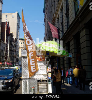 Les gens de la commande d'une table à café sur un trottoir de Manhattan dans le quartier de Soho. Banque D'Images