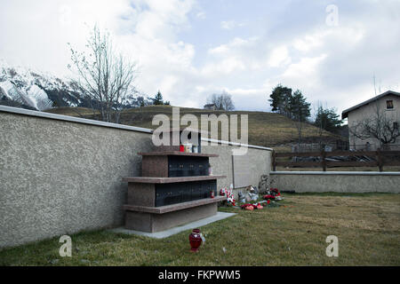 Le Vernet, France. Feb 25, 2016. Vue de la fosse commune pour les victimes de l'accident d'avion du vol Germanwings (4U) 9525 sur le cimetière au Vernet, France, 25 février 2016. Photo : Rolf Vennenbernd/dpa/Alamy Live News Banque D'Images