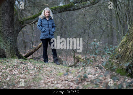 La présidente de la Fondation Elena Bless, Annette bénis, se trouve dans une forêt proche d'Haltern am See, Allemagne, 3 mars 2016. Annette Bless a perdu sa fille Elena qui était passager à bord s'est écrasé le vol Germanwings (4U) 9525. Photo : afp/Vennenbernd Rolf Banque D'Images