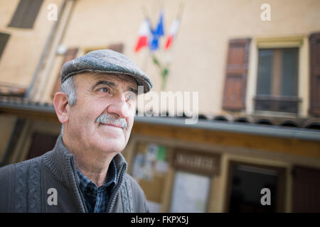 Le maire Bernard Bartolini se tient juste en face de son bureau à Bléone, France, 26 février 2016. Le village de location-Bléone est situé près de l'emplacement de l'accident du vol Germanwings 4U 9525 dans les Alpes françaises l'année dernière. Photo : afp/Vennenbernd Rolf Banque D'Images