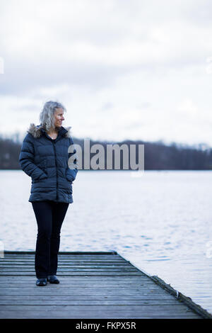 La présidente de la Fondation Elena Bless, Annette bénir, se trouve à côté d'un lac à Haltern am See, Allemagne, 3 mars 2016. Annette Bless a perdu sa fille Elena qui était passager à bord s'est écrasé le vol Germanwings (4U) 9525. Photo : afp/Vennenbernd Rolf Banque D'Images